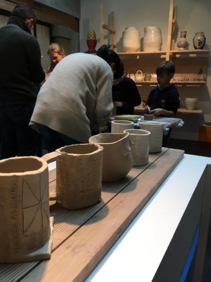 Pot-up-Atelier: Besucher/-innen kreieren unter Begleitung der Lernenden ihre eigenen Tassen.